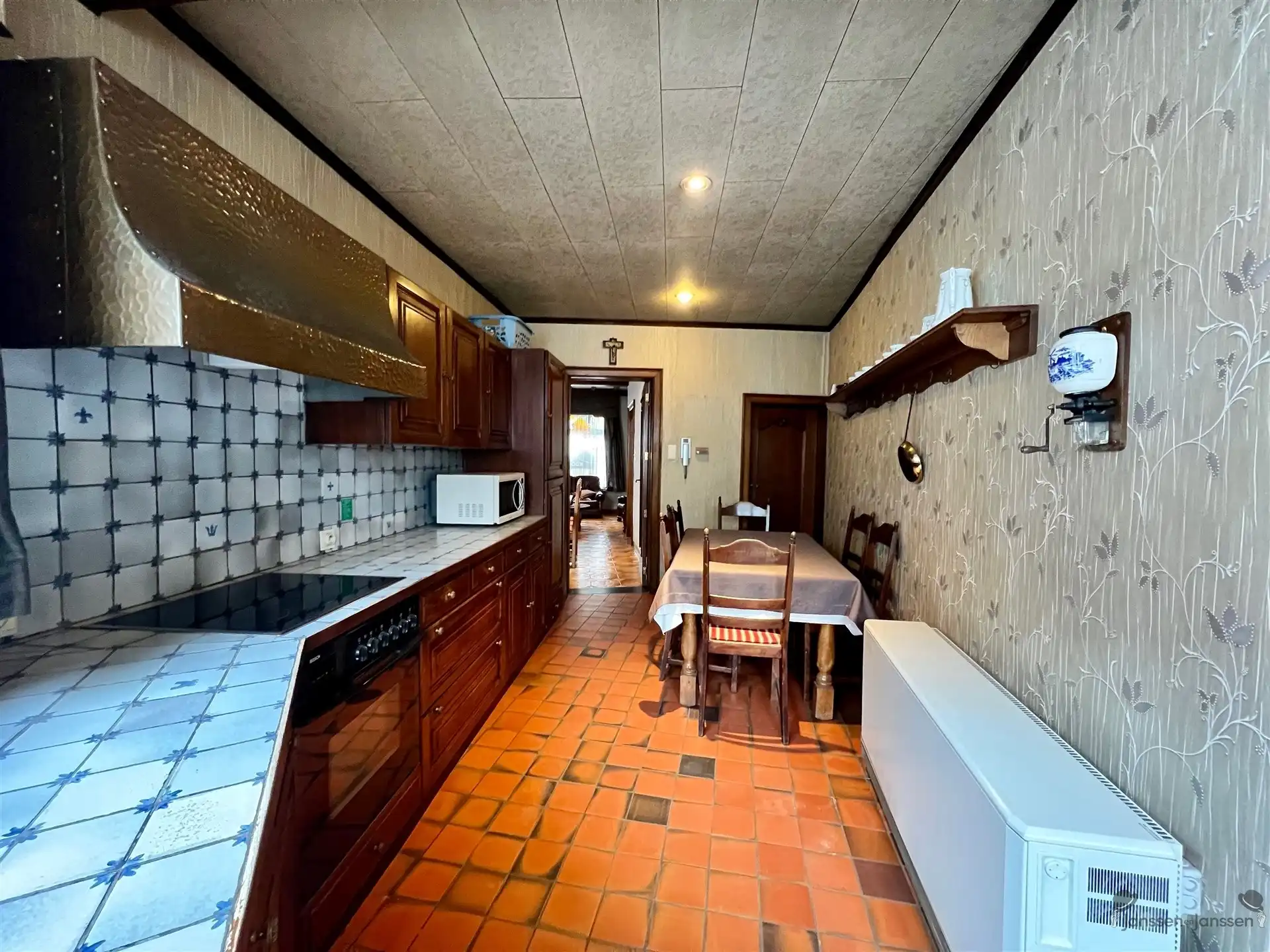 Te renoveren rijwoning met authentieke gevel foto 7