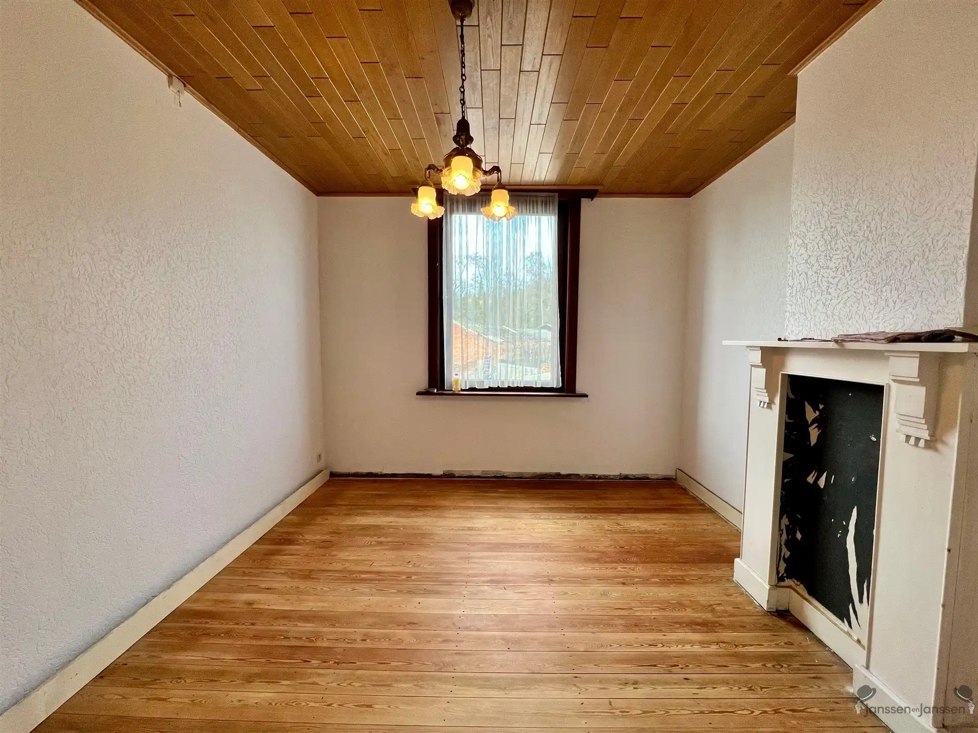Te renoveren rijwoning met authentieke gevel foto 7
