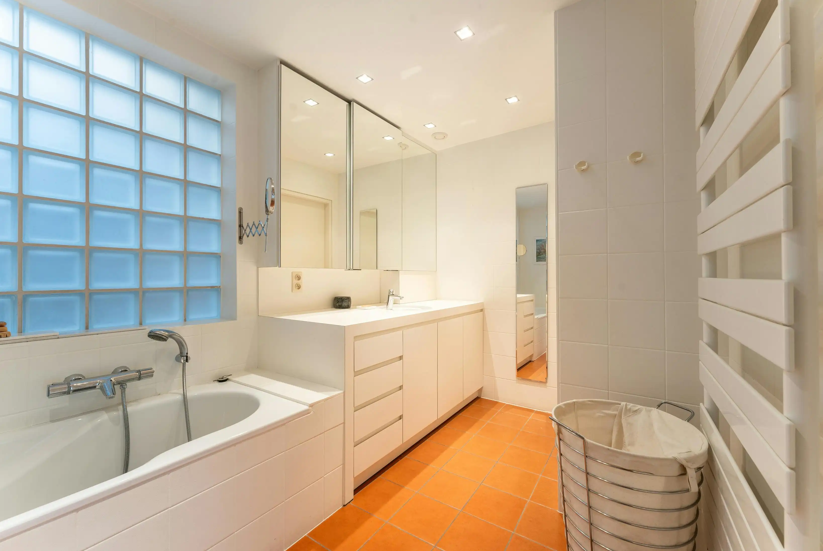 Ruime woning met handelsgelijkvloers en appartement in het centrum van Veurne. foto 15