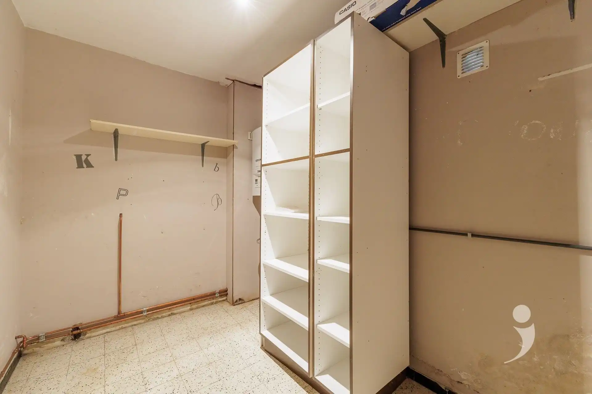Ruime te renoveren woning met 3 slaapkamers foto 17