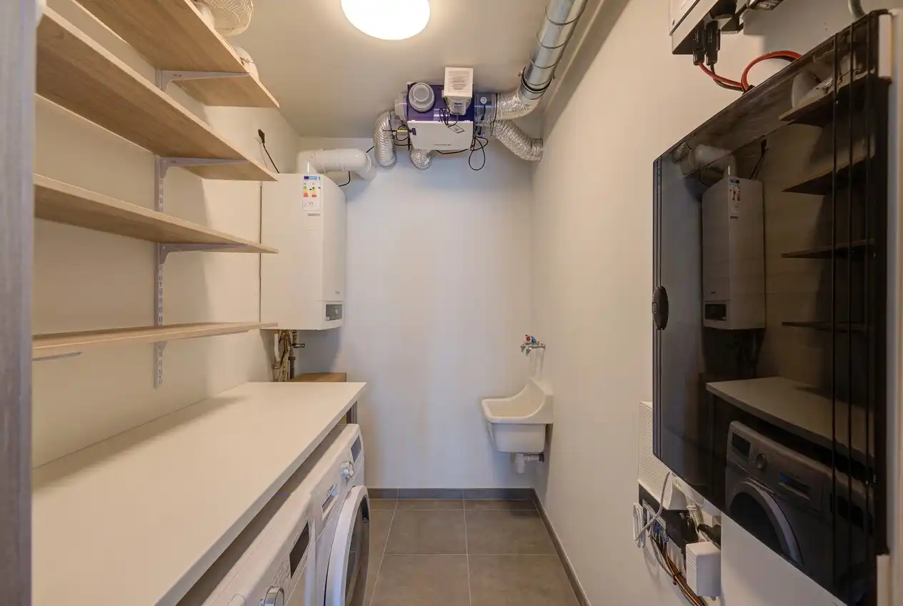 GELIJKVLOERS APPARTEMENT MET 2 SLAAPKAMERS, 2 AUTOSTAANPLAATSEN EN RUIM TERRAS TE BEVERST foto 8