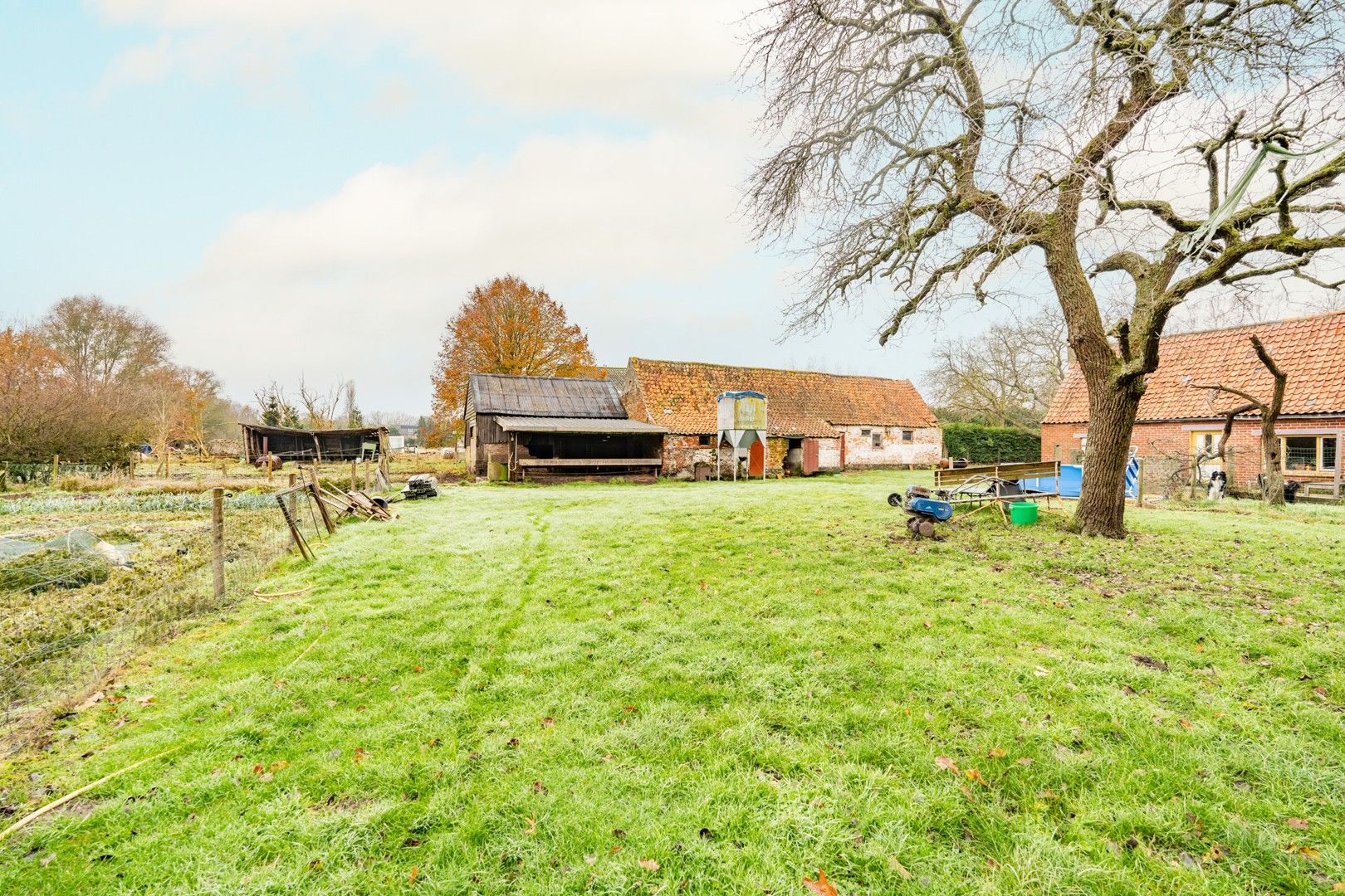 Hoofdfoto van de publicatie: Uitzonderlijk gelegen hoeve op 3,5 ha