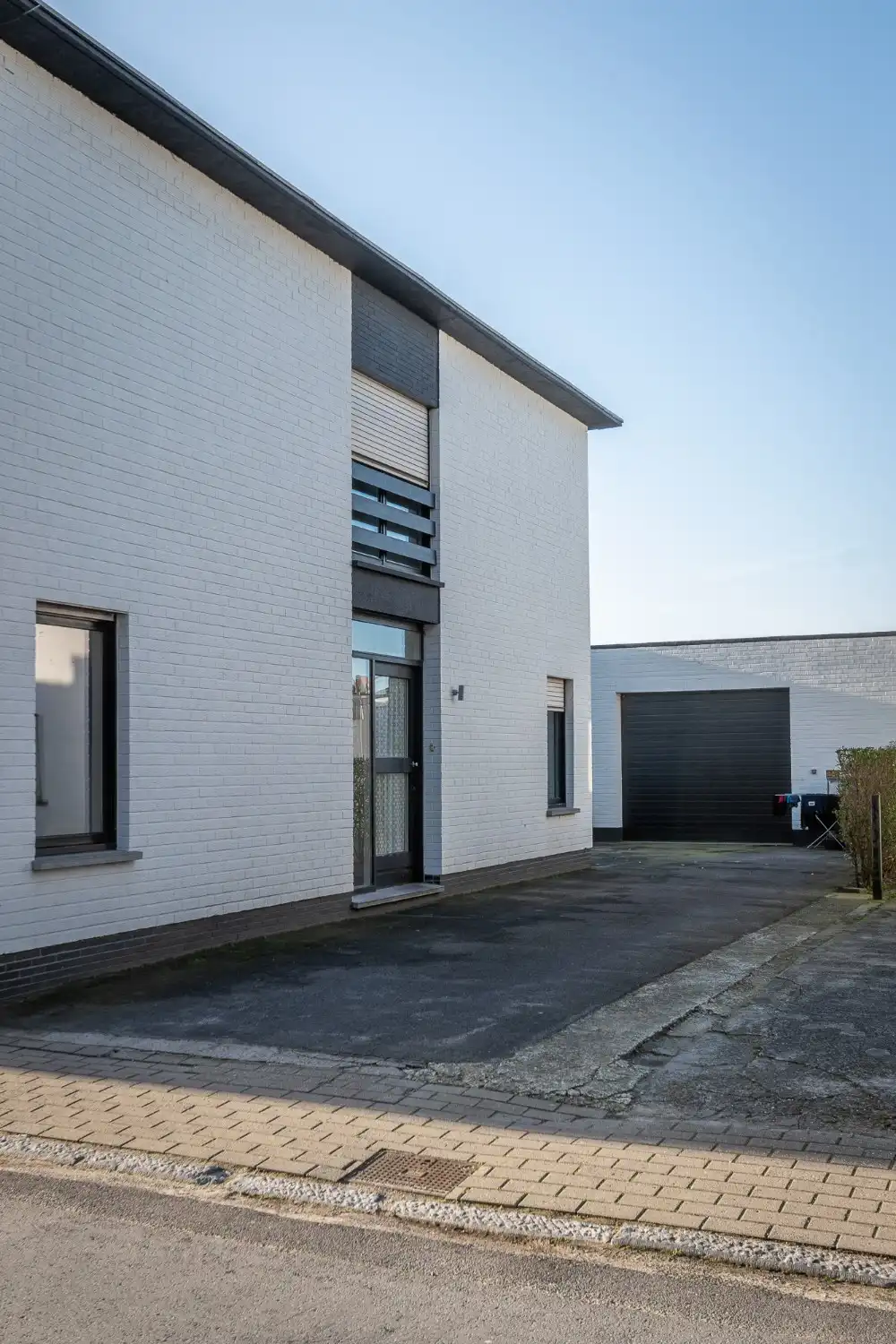 Gezinswoning met magazijn in het centrum van Waregem foto {{pictureIndex}}