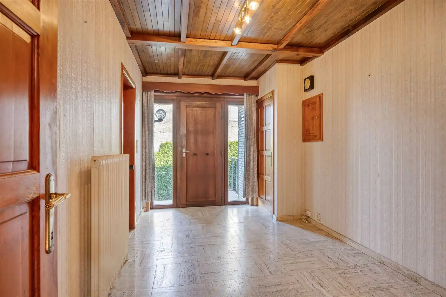 Vrijstaande woning op een uitzonderlijk perceel van 29a95ca met 4 slaapkamers en inpandige garage, gelegen op een rustige toplocatie nabij het centrum van Maaseik. foto 2