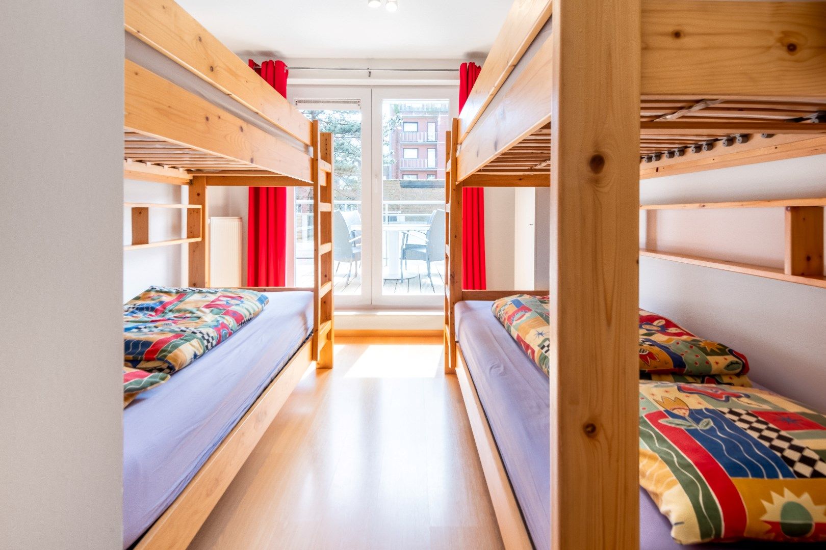 Aangenaam appartement gelegen op de Van Bunnenlaan vlakbij het strand. Ruime, inpandige parking te koop foto 11