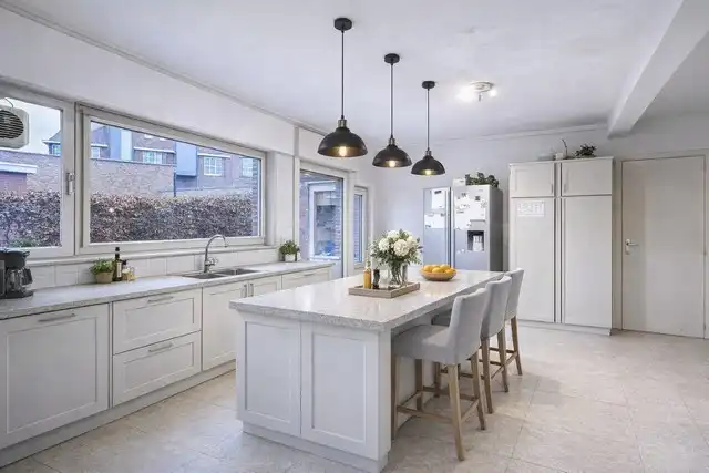 Statige villa met 4 slaapkamers en bureau foto 11