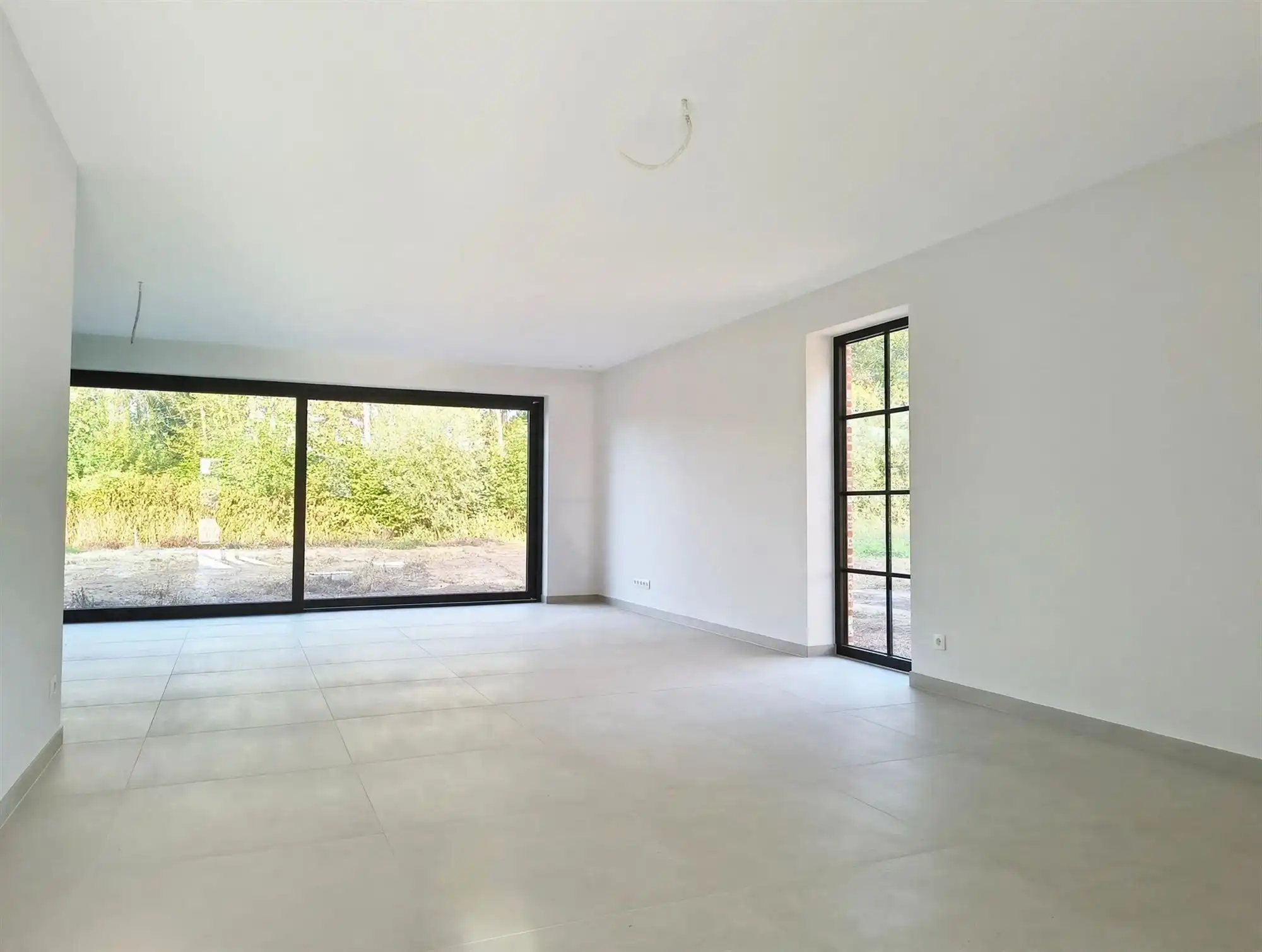 Gloednieuw wooncomfort in deze woning met 3 slaapkamers, terras, tuin en carport. foto 2