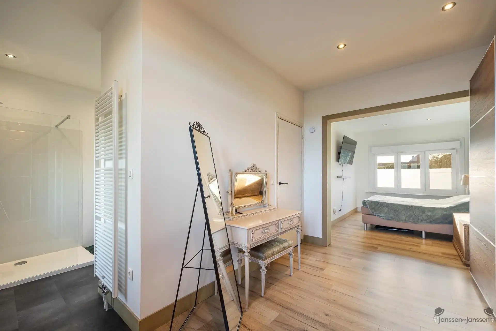 Instapklare, volledig gerenoveerde exclusieve gezinswoning in het hart van Ekeren foto 23