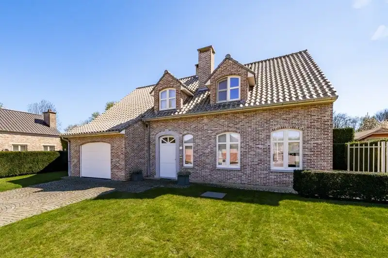 Charmante woning met 4 slaapkamers en verzorgde tuin met zwembad foto {{pictureIndex}}