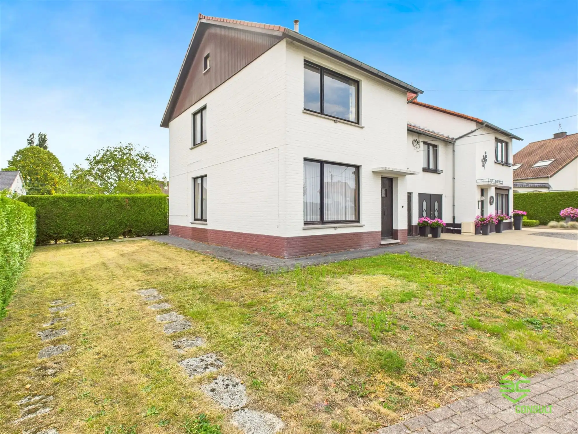 Op te frissen gezinswoning op een rustige locatie! foto 3