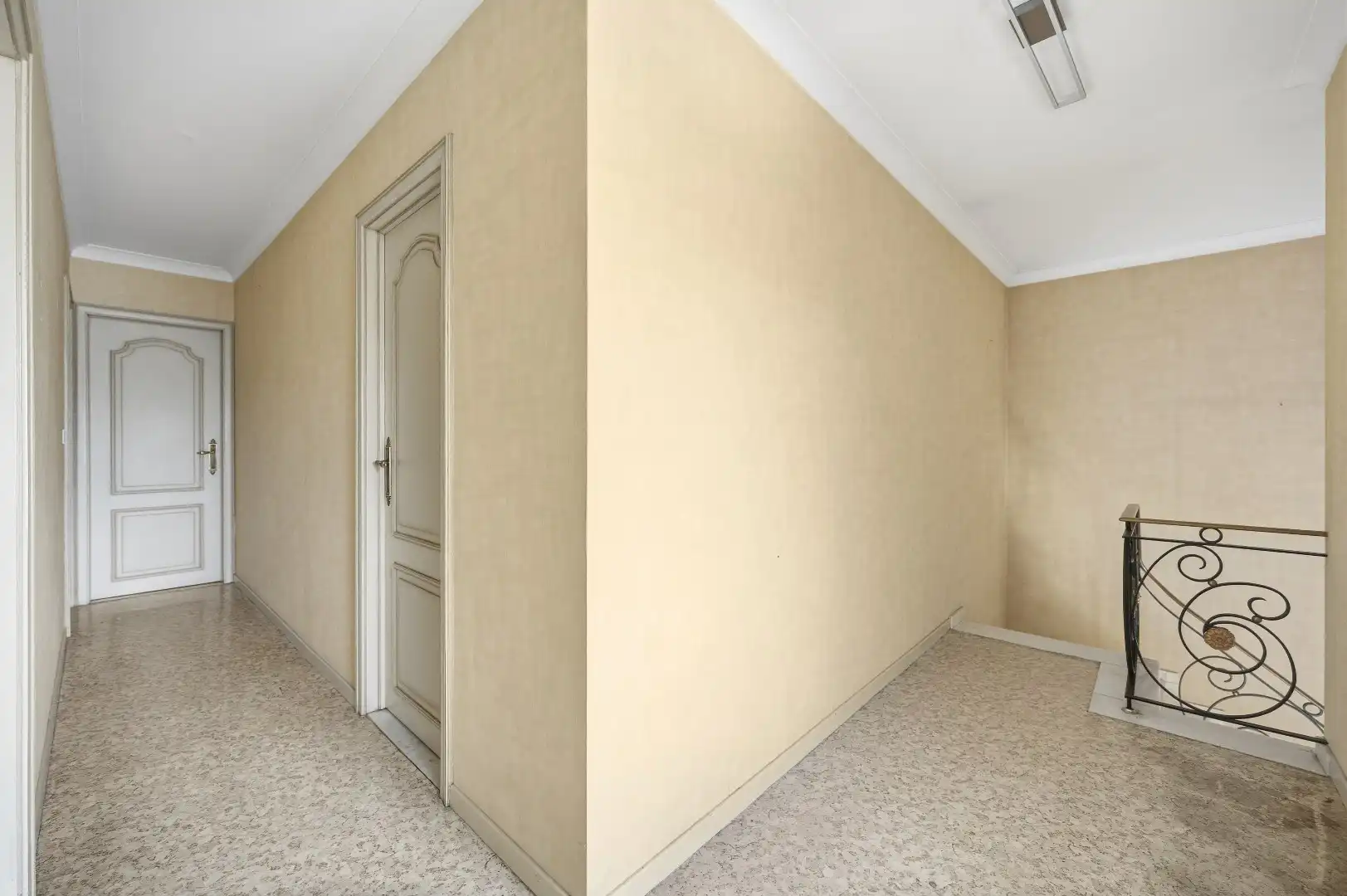 Ruime halfopen bel-étagewoning met uitzonderlijk veel parkeergelegenheid en prachtig uitzicht te koop in Landen foto 12