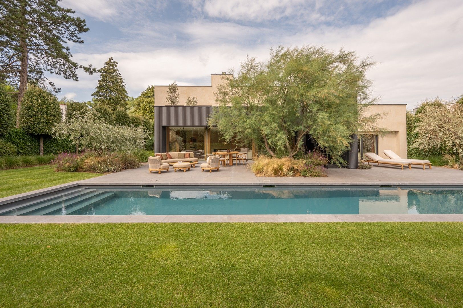 Luxueuse villa met zwembad, discreet gelegen in een rustige omgeving foto {{pictureIndex}}