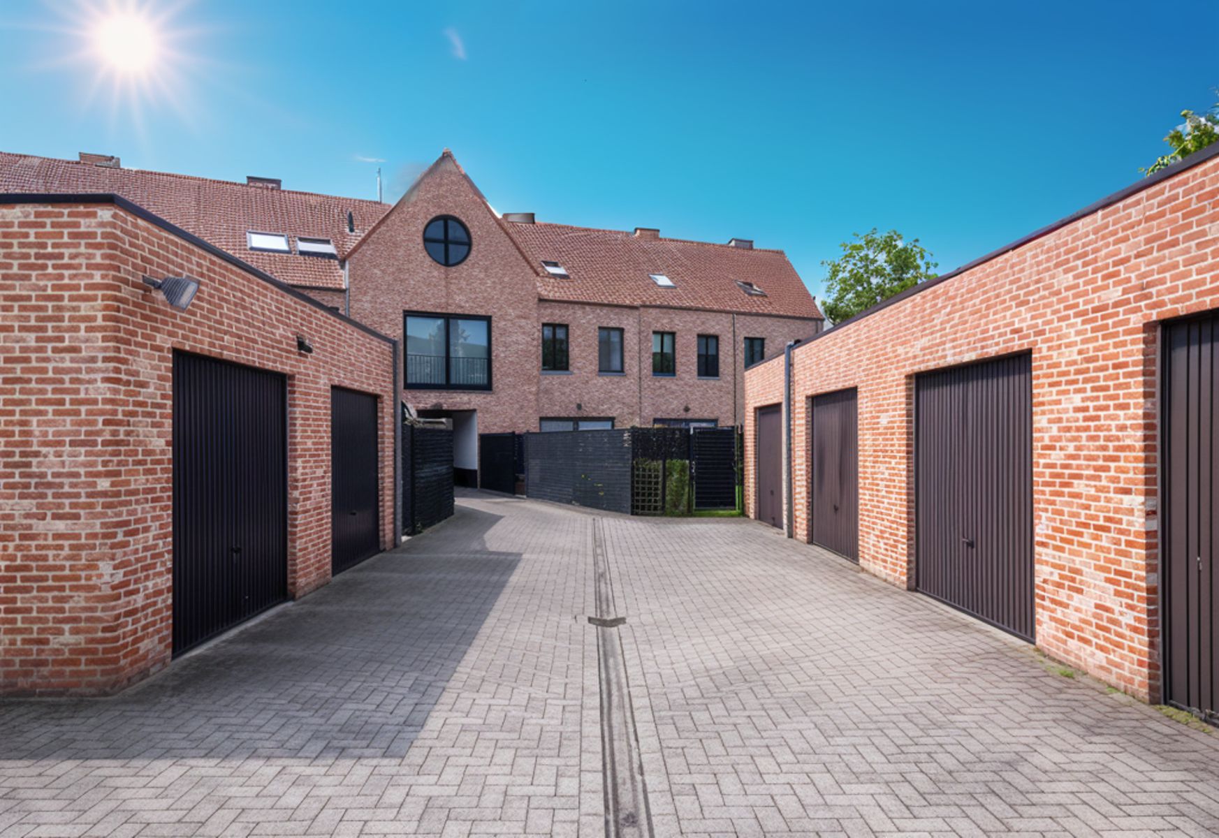 Instapklare woning met 4 slaapkamers, tuin en garagebox foto 2