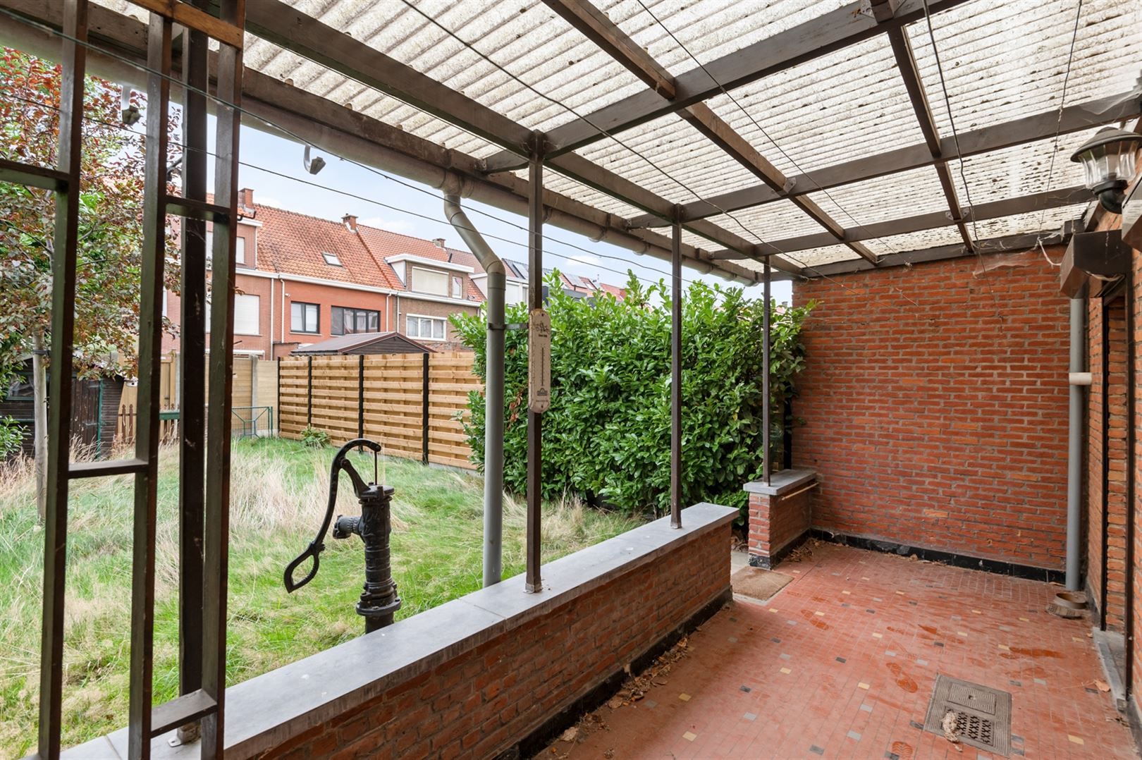 Te renoveren bel-étagewoning met zonnige tuin. foto 16
