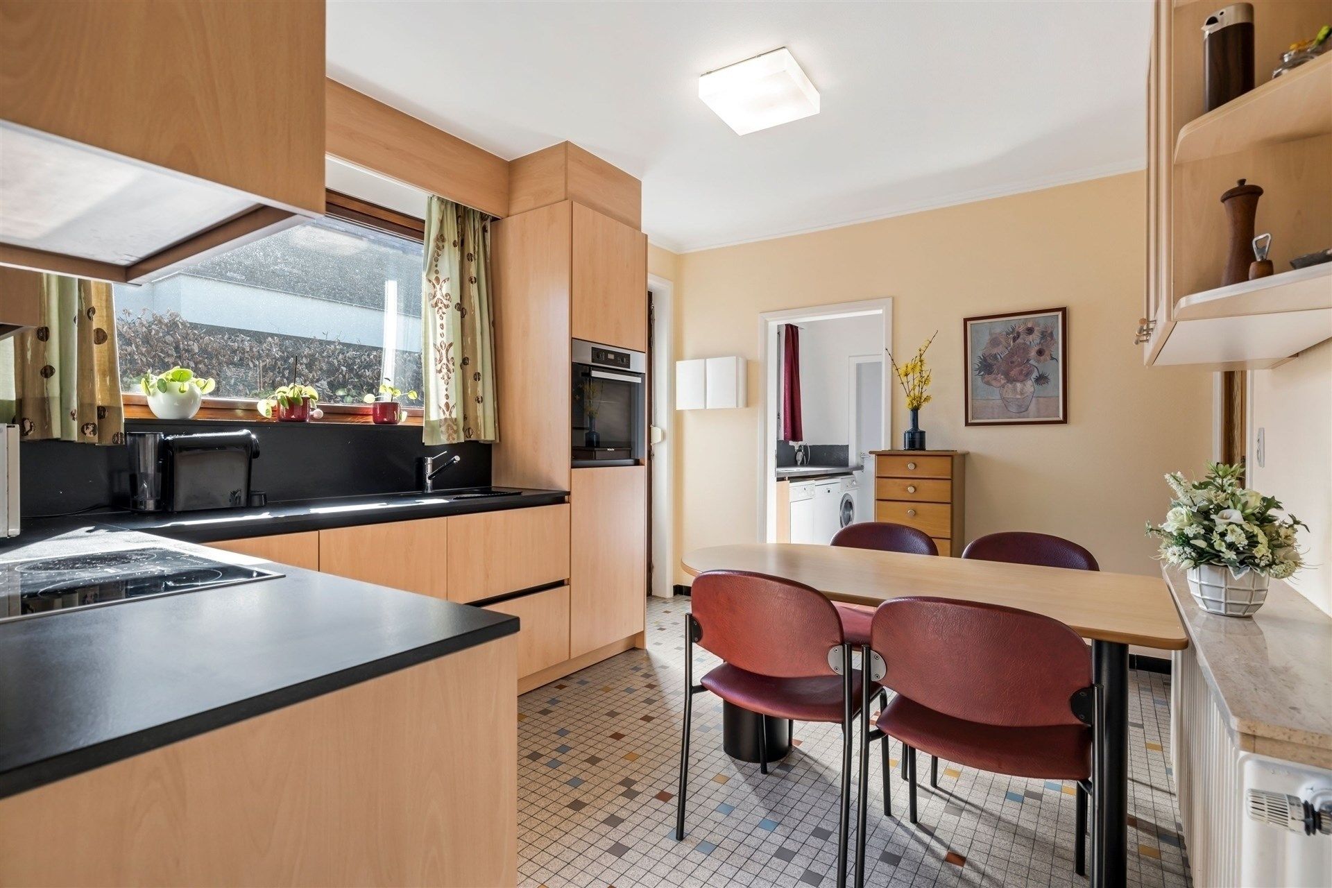 Uitstekend gelegen gezinswoning (type bungalow) met 4 slaapkamers, garage en een aangename tuin (1.067m²) foto 9