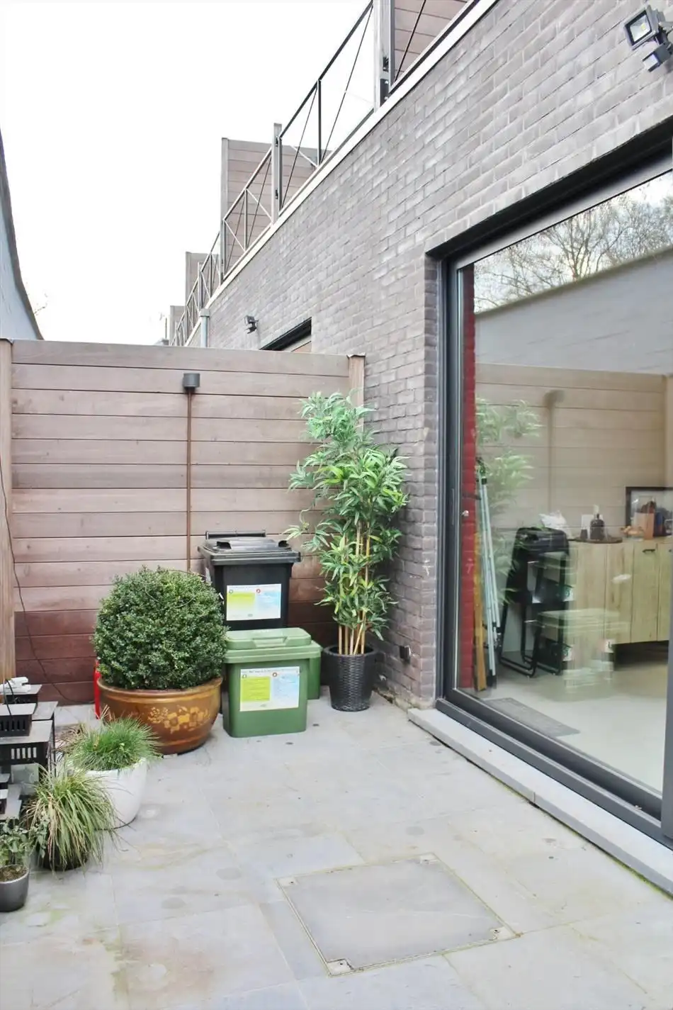 Gezellige rijwoning met koer en ruim zonneterras in centrum Ieper foto 12