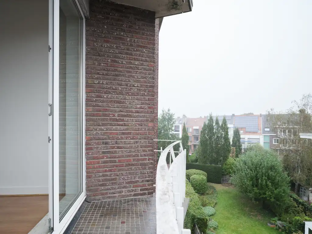 Stijlvol tweeslaapkamerappartement in de Sportstraat, met terras en warm mid-century karakter. foto 4