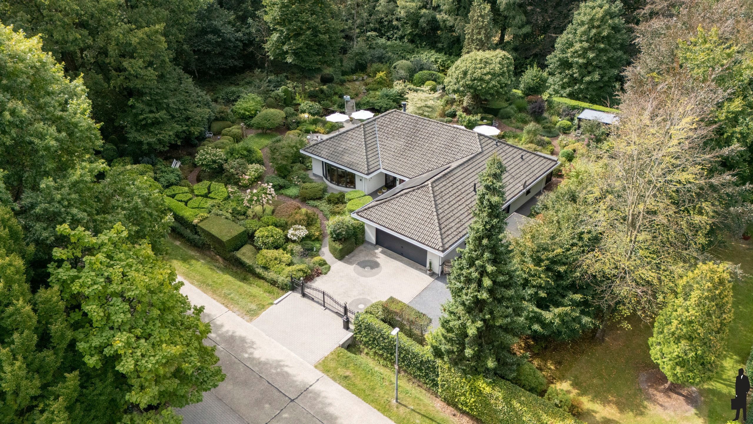 Uitstekende villa op zuidwesten in residentiele verkaveling foto {{pictureIndex}}