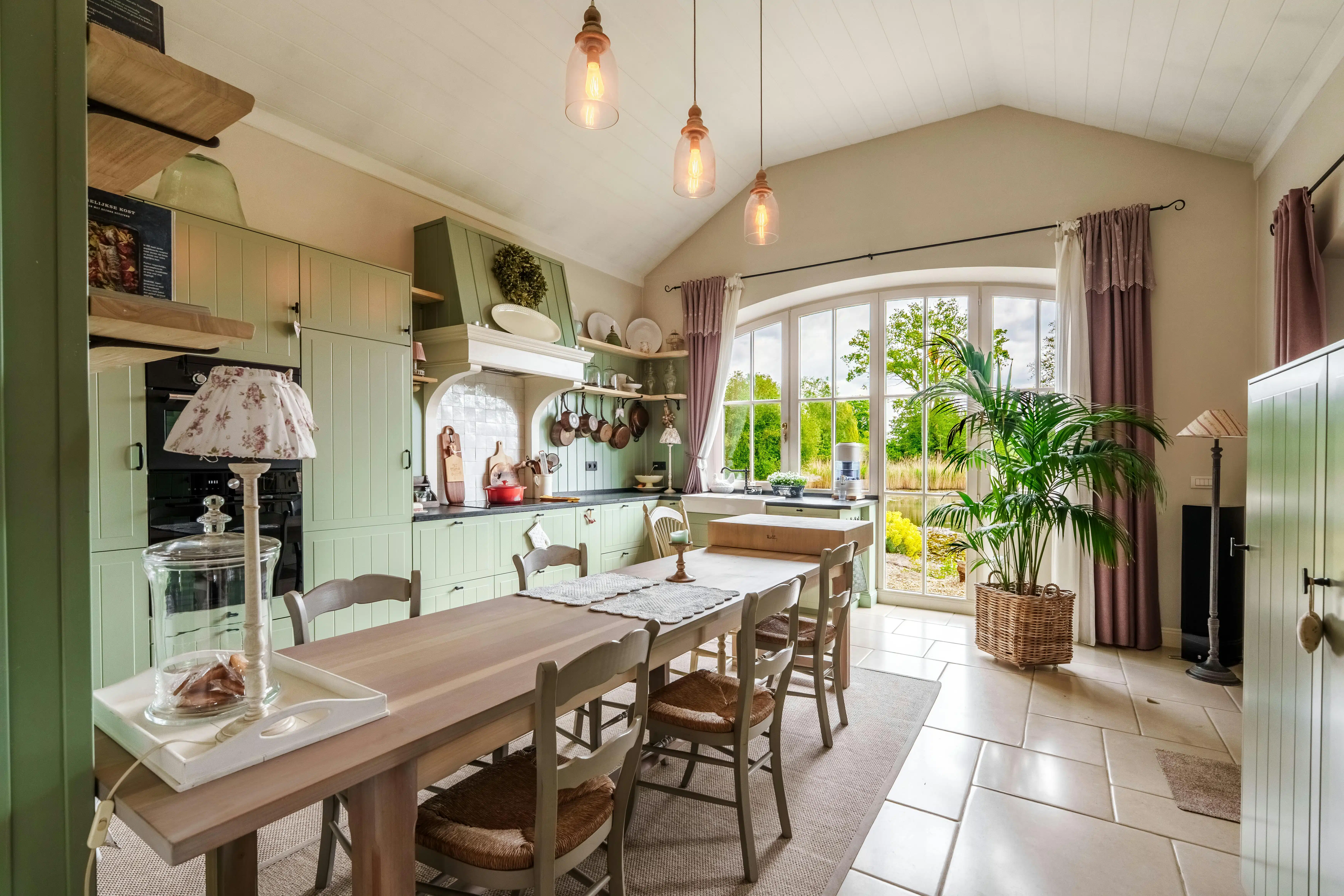 Alleenstaand huis te Meulebeke met prachtige tuin en vijver! foto 8
