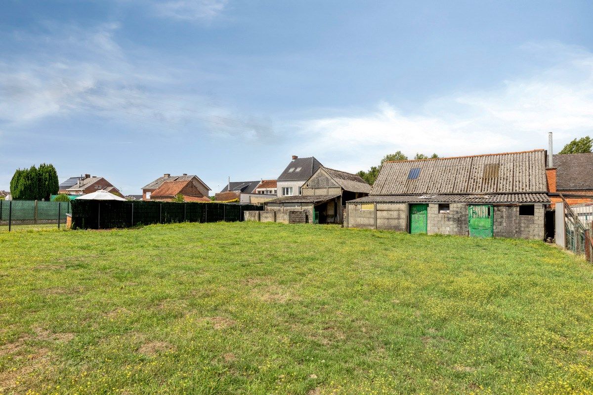 Woning met stallingen op perceel van 15 are of projectgrond foto 11