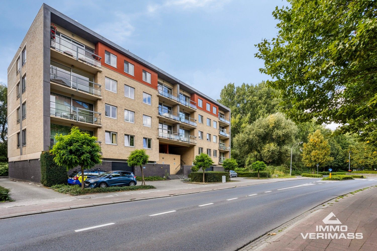 Instapklaar appartement met 2 slaapkamers en binnenstaanplaats in groene omgeving vlakbij Leuven foto {{pictureIndex}}