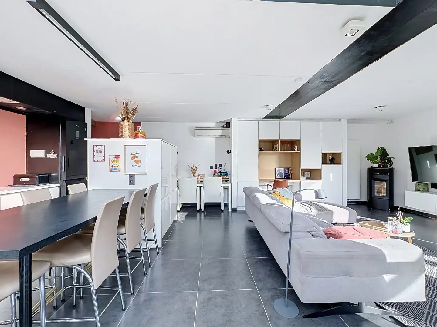Lichtrijke woning met zwembad op rustige locatie! foto 3