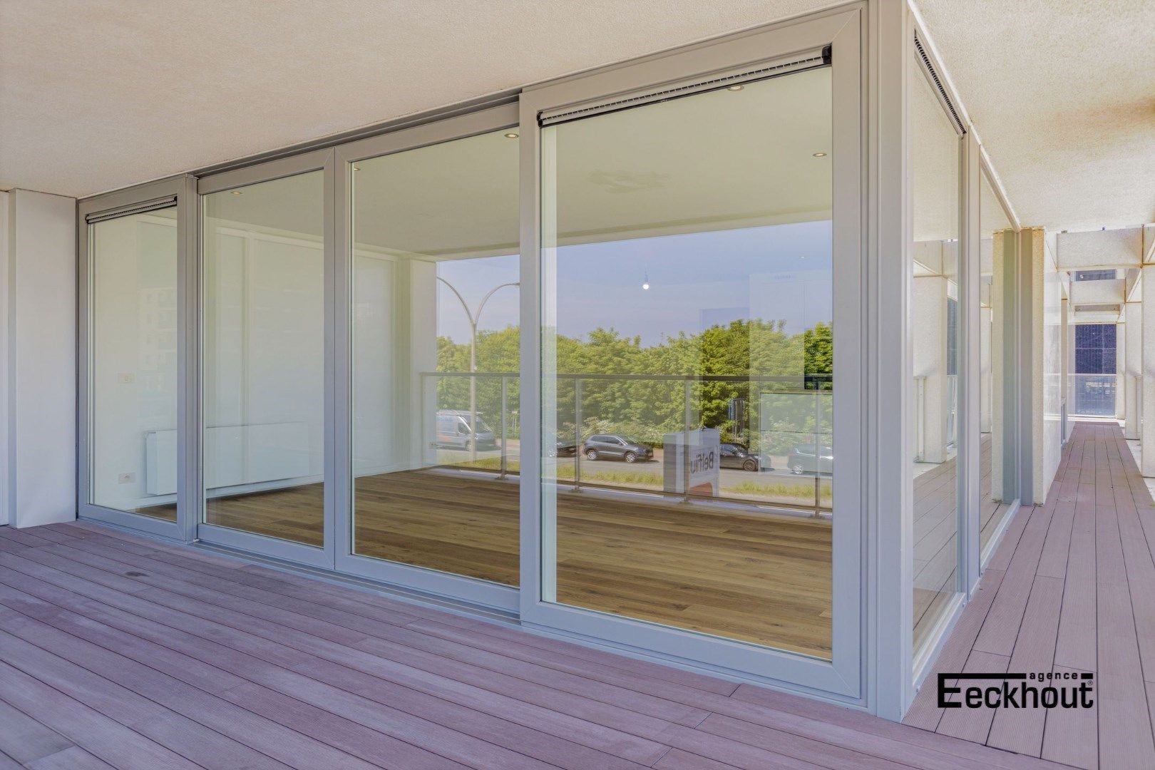 Luxe hoek-appartement met grote zonneterrassen rondom en vlakbij de zeedijk van Mariakerke! foto 12
