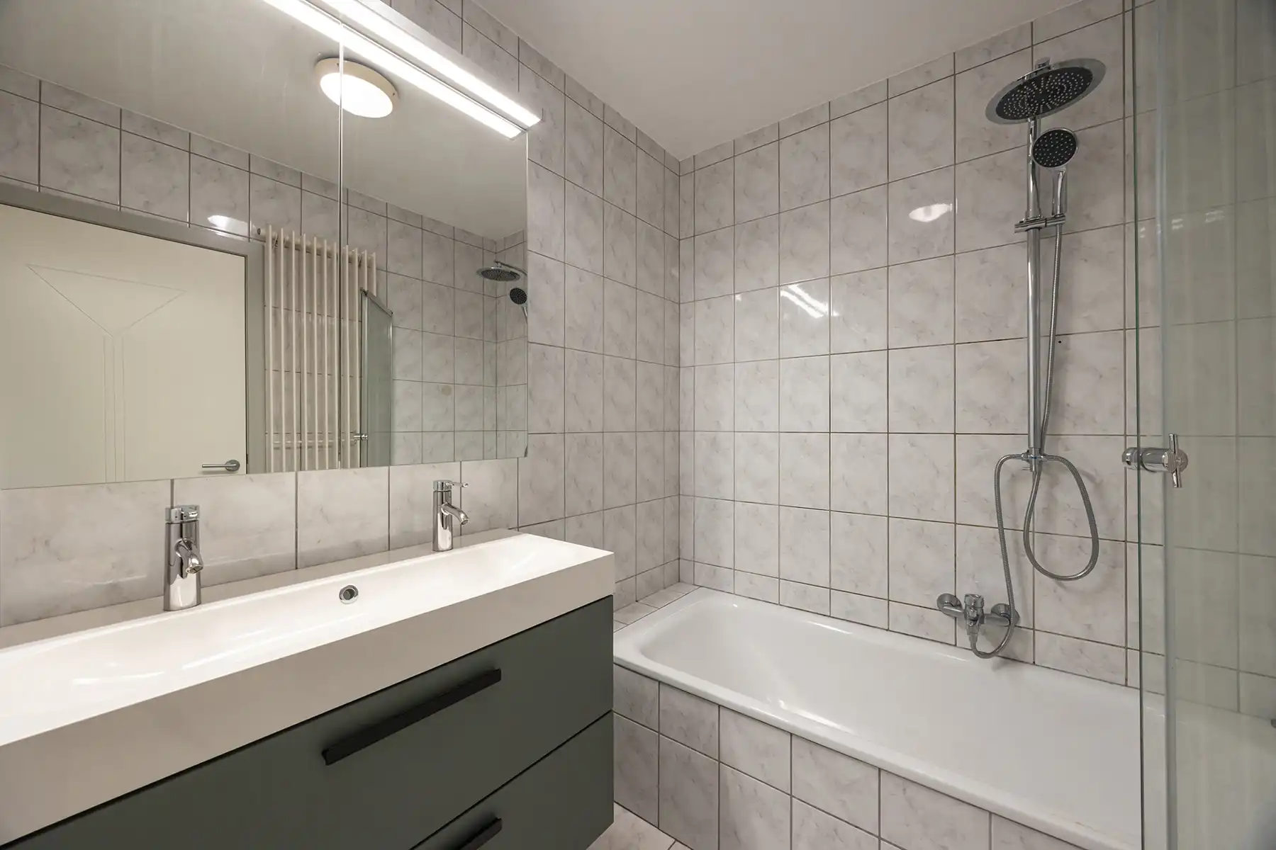 2 slaapkamer-appartement met 2 garages nabij centrum van Stabroek-Putte! foto 6