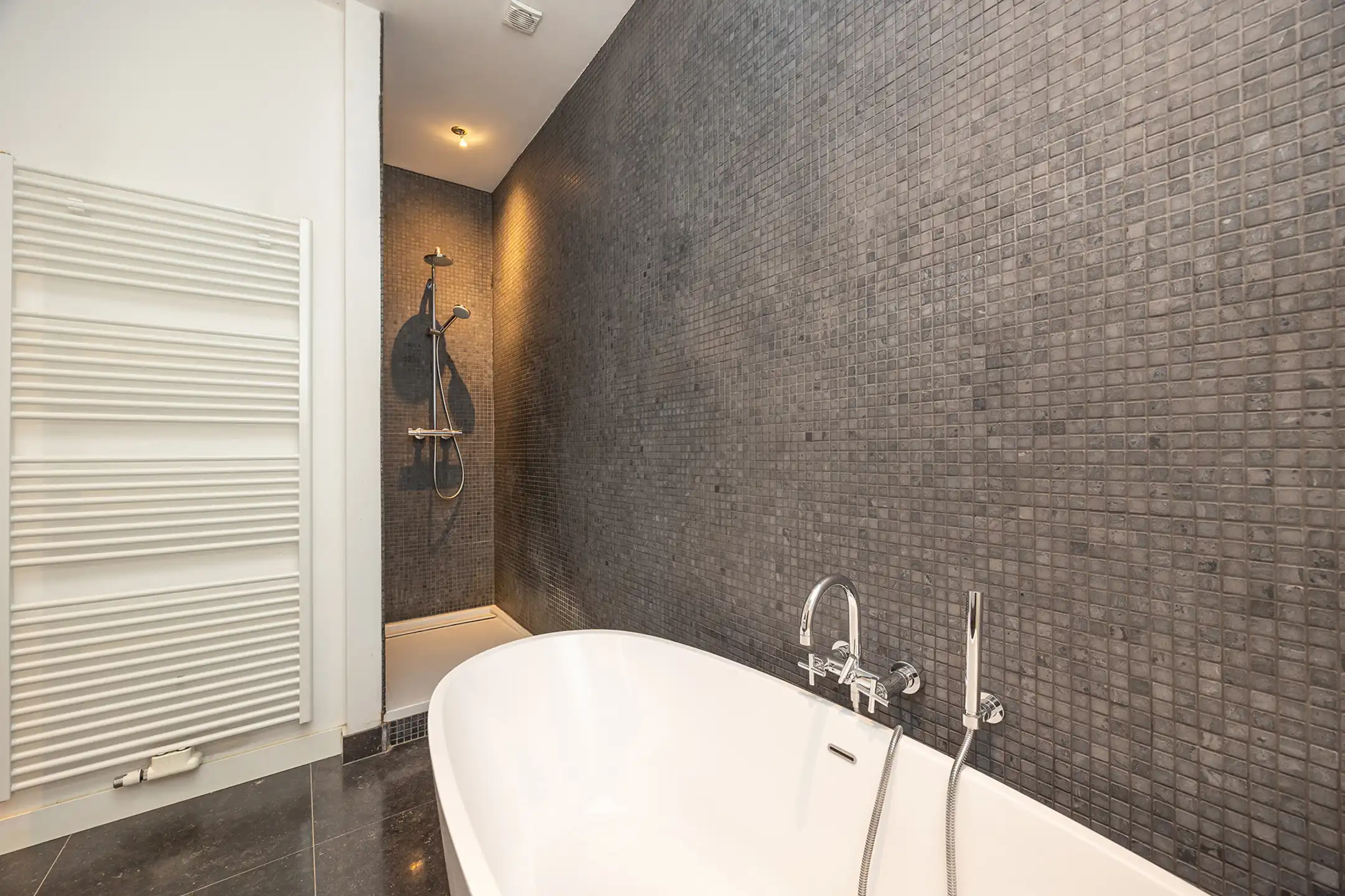 Ruim 2-slaapkamer appartement in achtergebouw foto 12