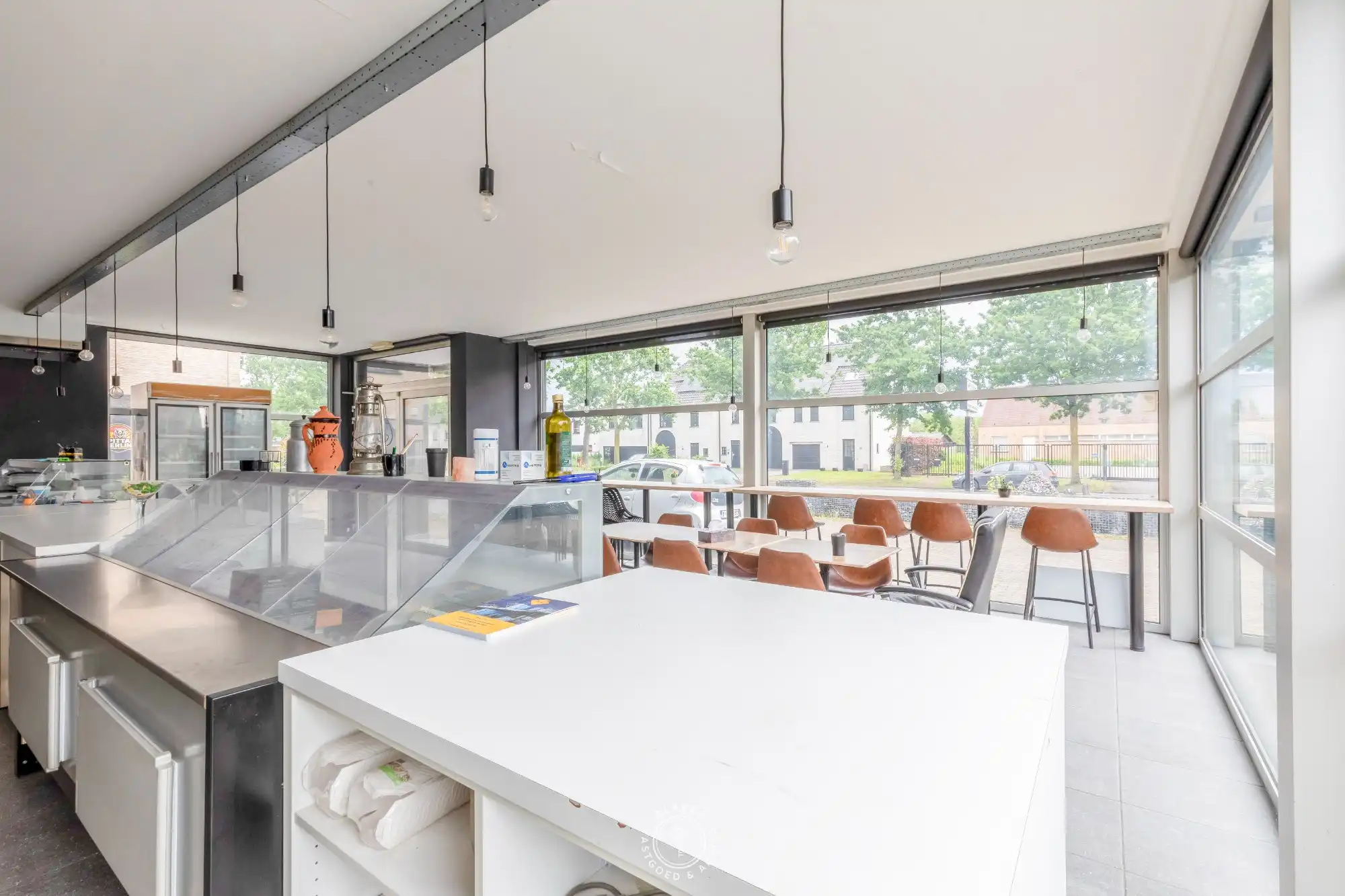 Instapklaar handelspand op centrale locatie met uitstekende visibiliteit foto 7