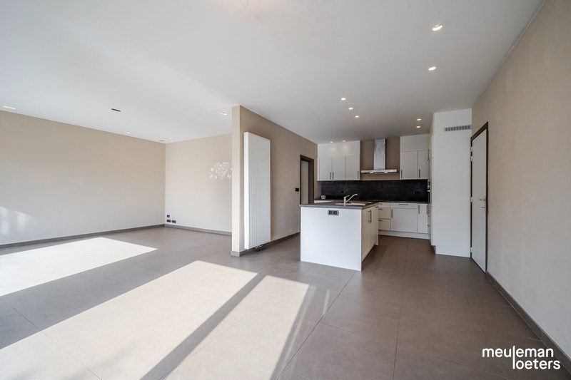 Eigentijdse woning met garage en beroepsgedeelte foto 4