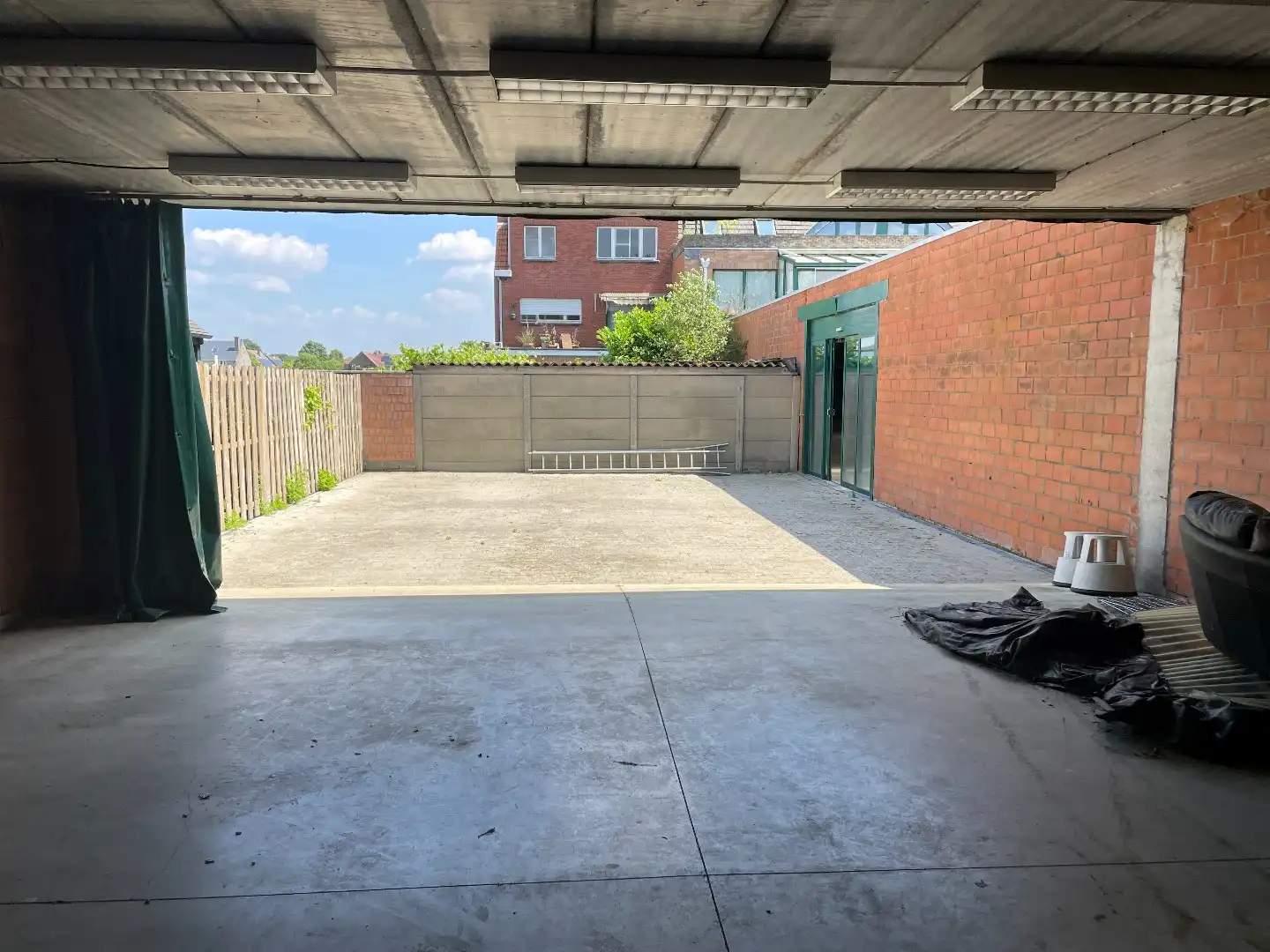 Ruime opslag- en garageruimte met buitenruimte foto 3