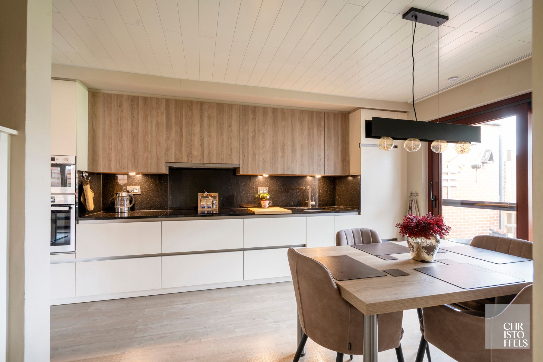 Charmante woning op ruim perceel te Lanaken! foto 6