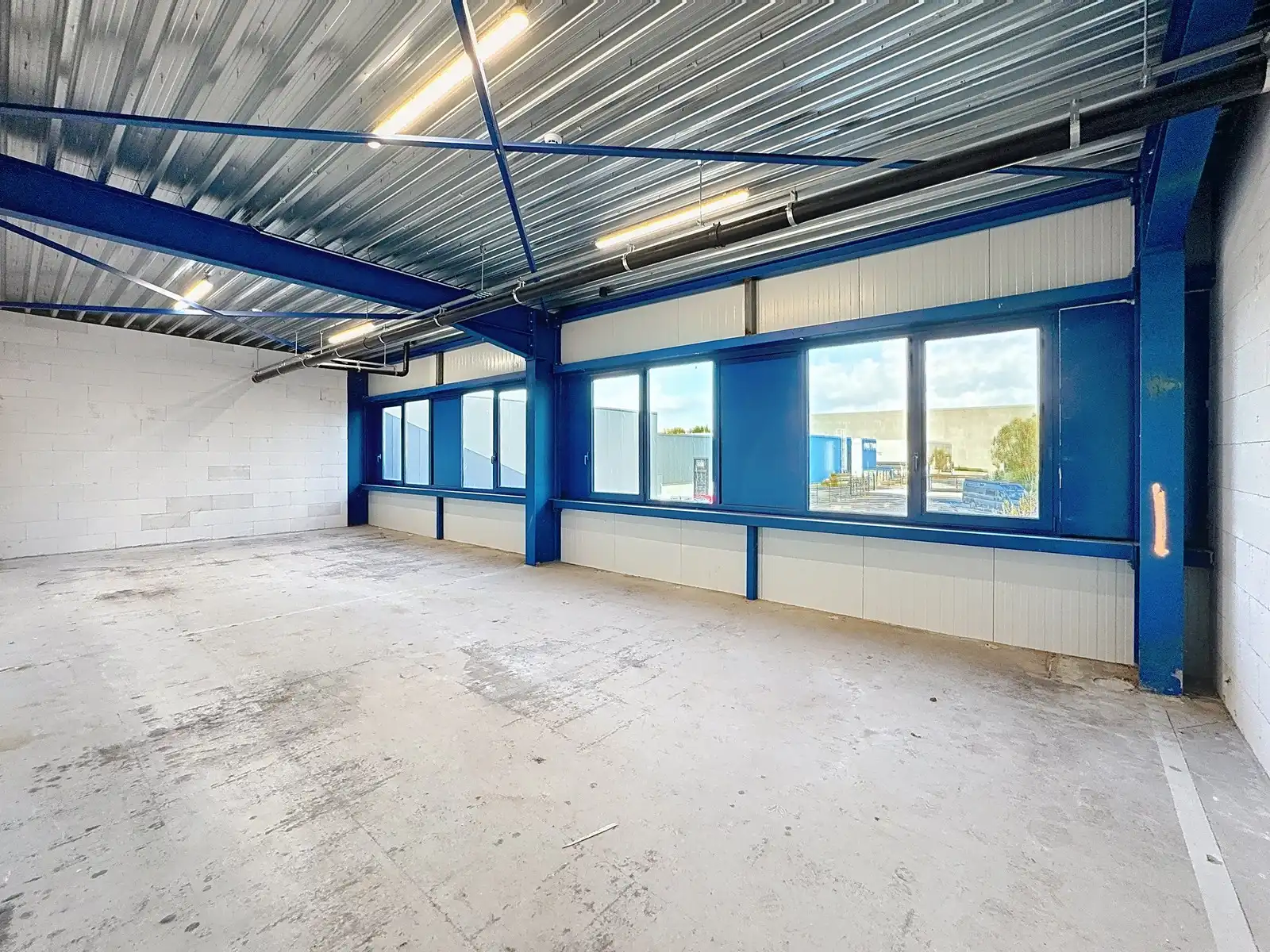 NB KMO-UNIT (231m²) met mezzanine (83m²) op verdieping, elektrische sectionaalpoort en sanitair blok te huur op industriezone "Herdersbrug" te 8000 Brugge foto 7