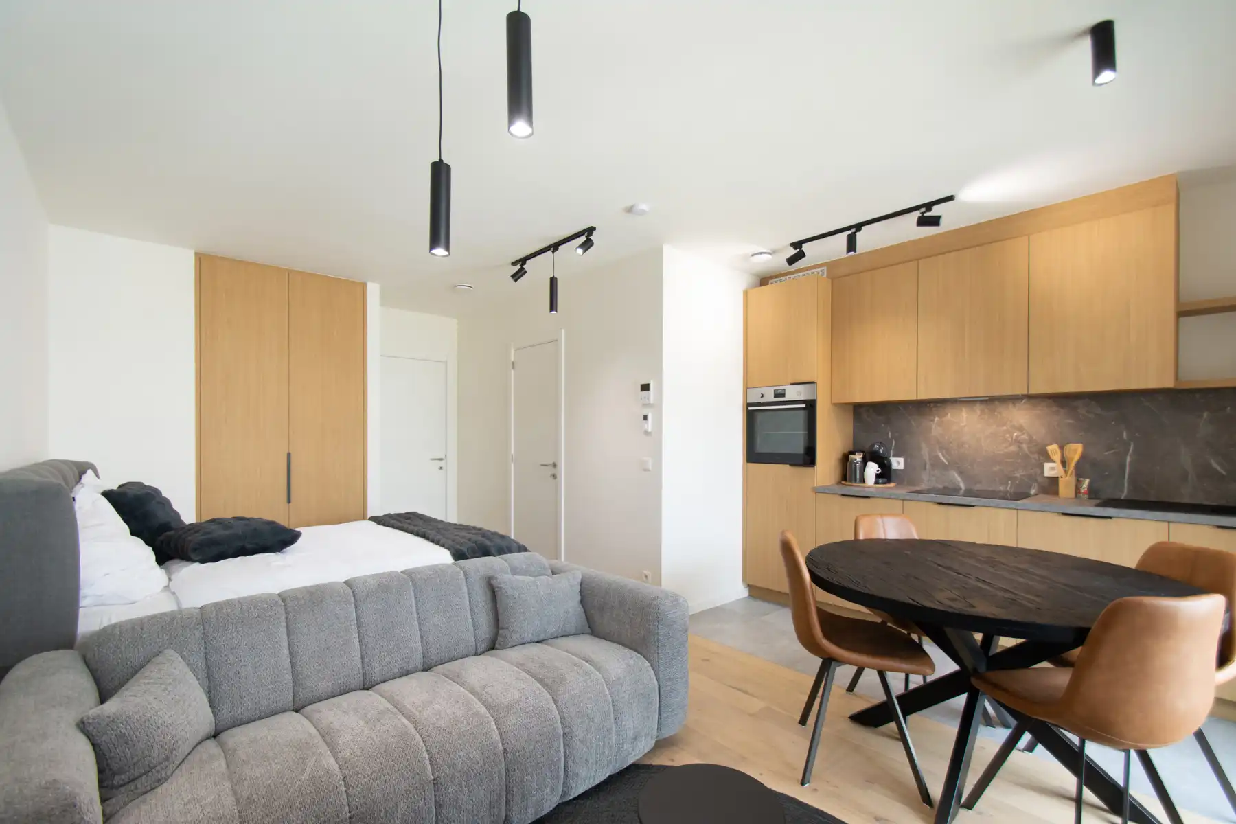 Gemeubelde studio met mooi terrras (Nieuw Zuid) foto 4