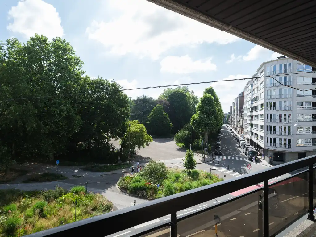 Op te frissen drieslaapkamerappartement met open zicht over het Citadelpark. foto {{pictureIndex}}