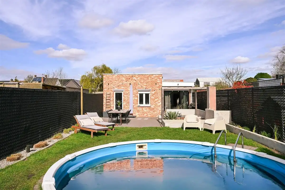 Geheel gerenoveerde woning met leuke tuin en grote garage foto 25