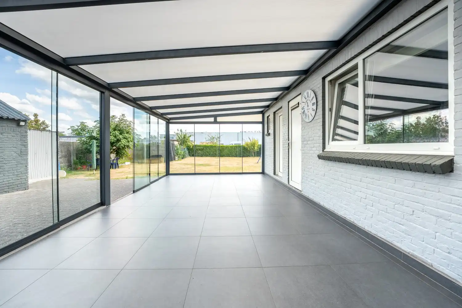 Ruime gezinswoning met grote tuin, veranda en garage foto 17
