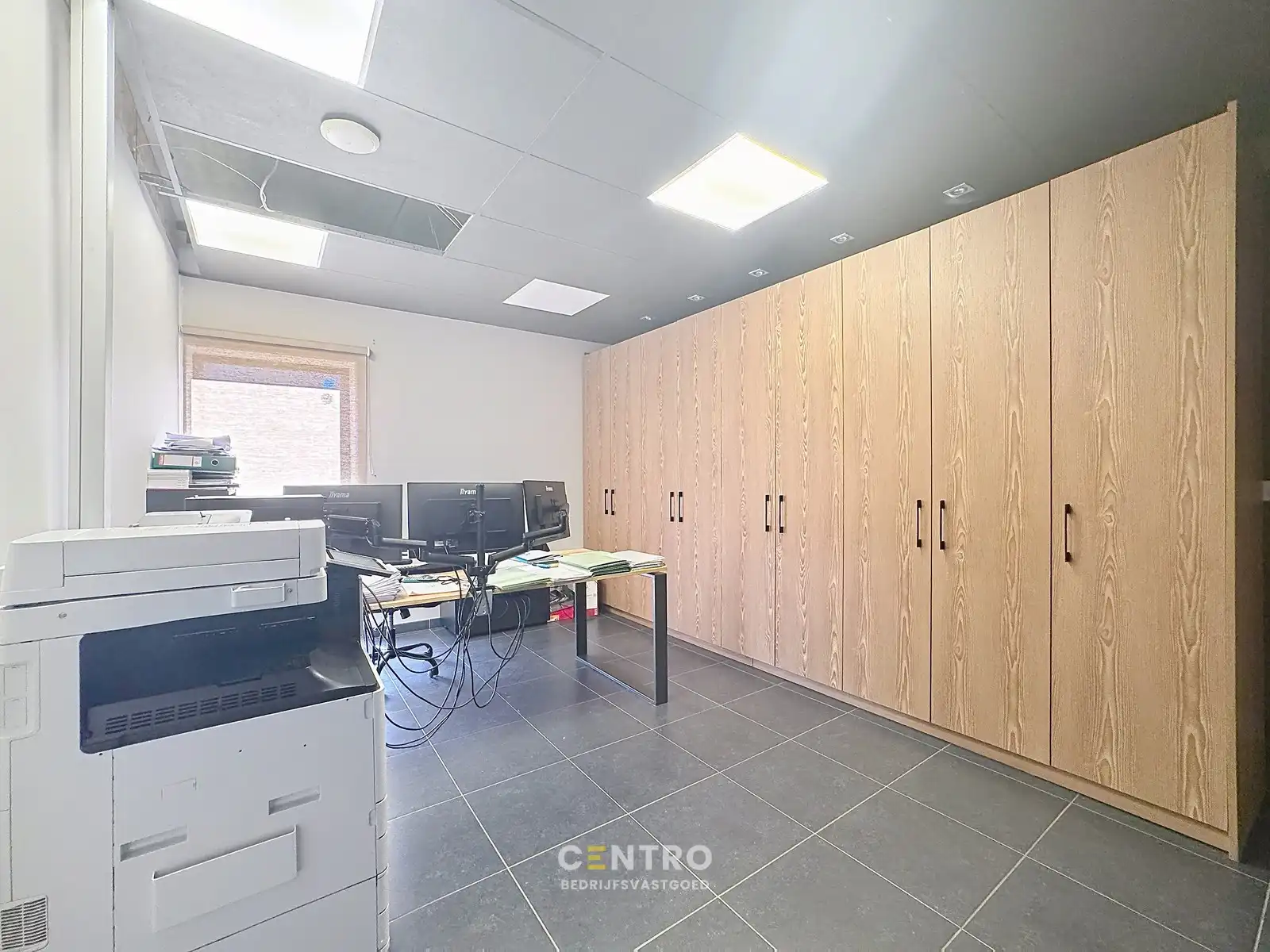 Instapklaar BEDRIJFSGEBOUW (bj. 2009) bestaande uit geïsoleerde MAGAZIJN, KANTOREN en een luxueus afgewerkte LOFT-APPARTEMENT op verdieping. Op bedrijventerrein "Oude Barriere" te Diksmuide. foto 6