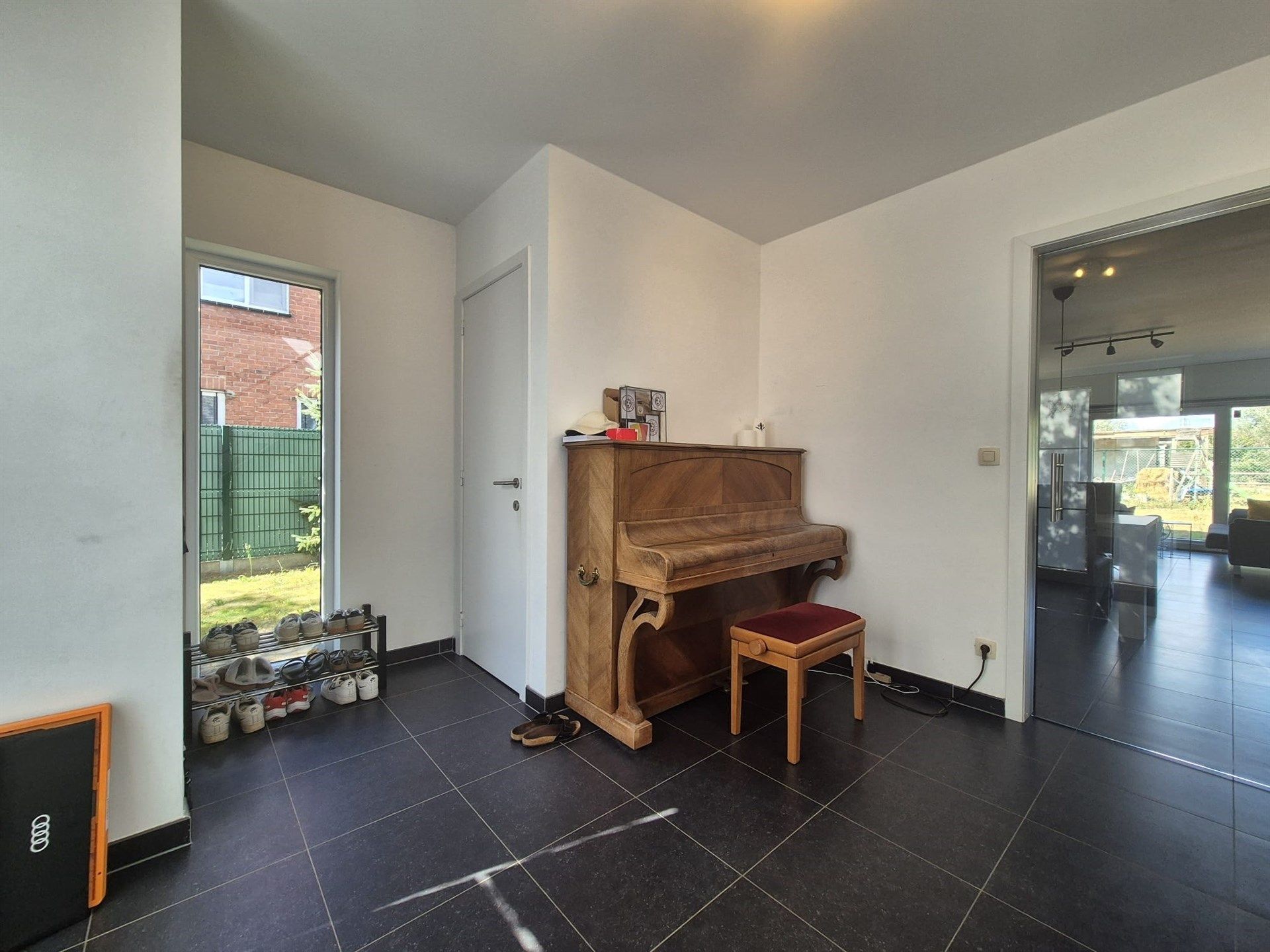 Bijzonder interessant gelegen recente woning met tuin en garage. foto 4
