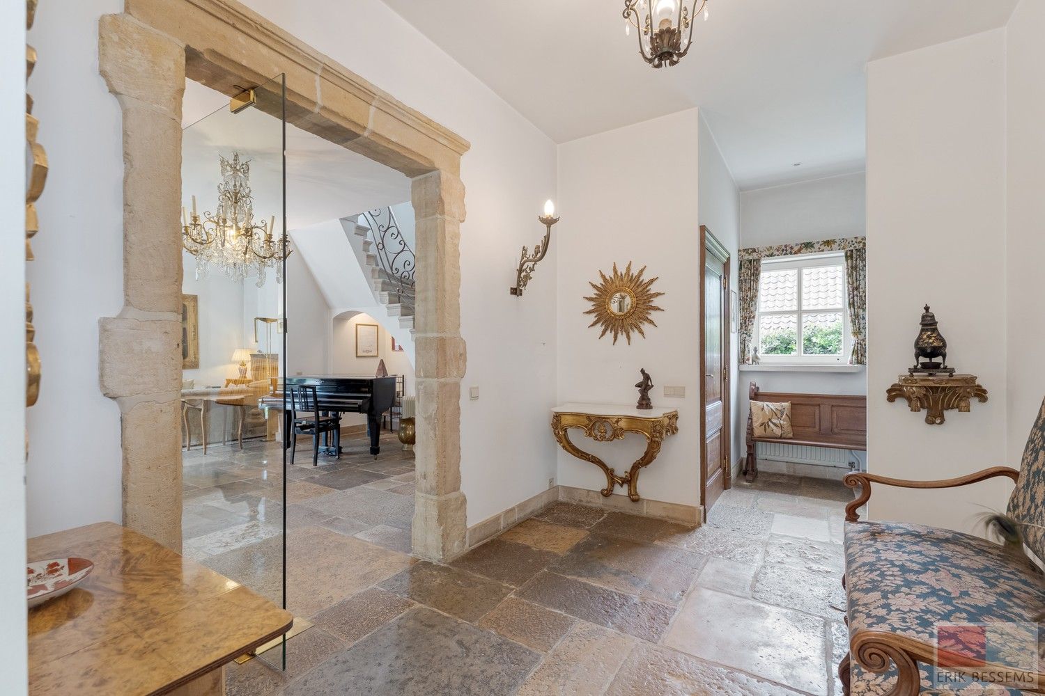 Prachtige vrijstaande villa met Franse allure, gelegen op een royaal perceel van 1.211 m², biedt een riante woonoppervlakte van 309 m² foto 3
