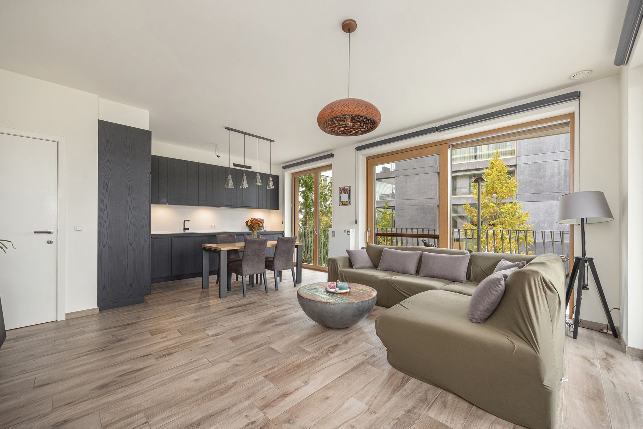 App met groot terras, kelderberging en autostaanplaats foto 2