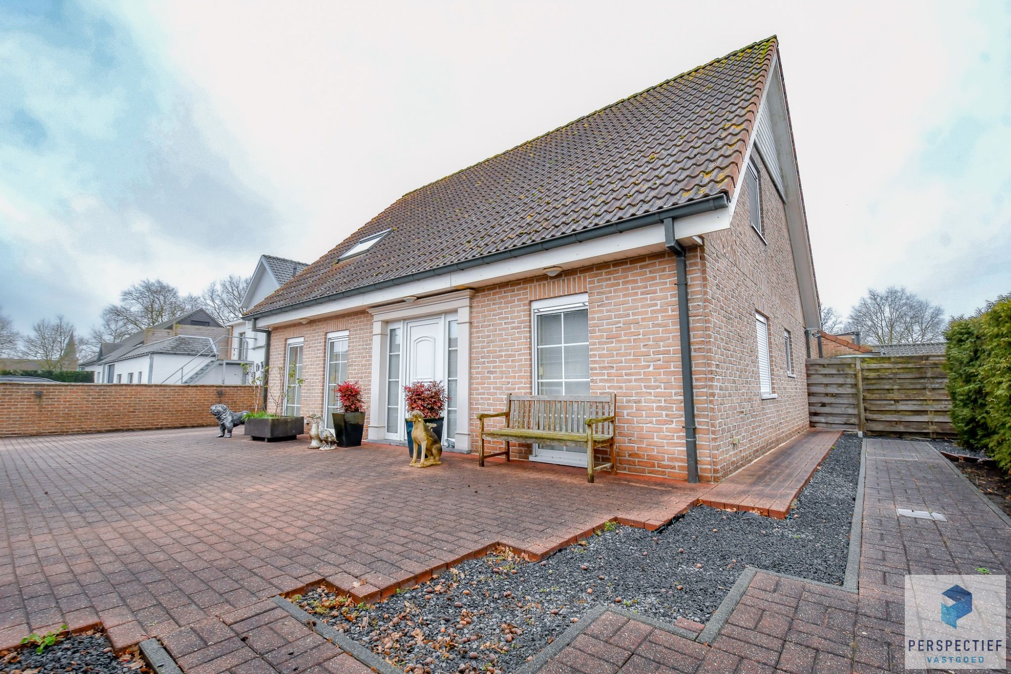 Statige ruime villa met loods en ingerichte studio in een rustige omgeving foto 4