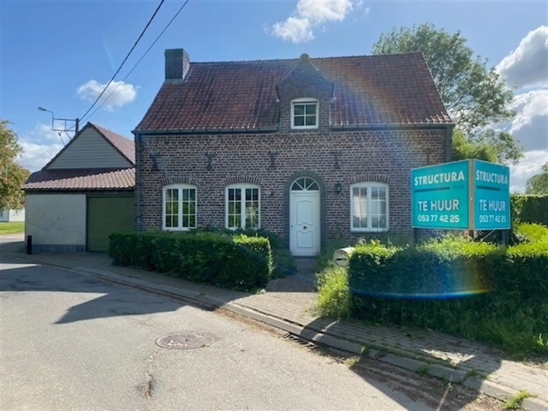 Ruime woning met prachtige tuin foto {{pictureIndex}}