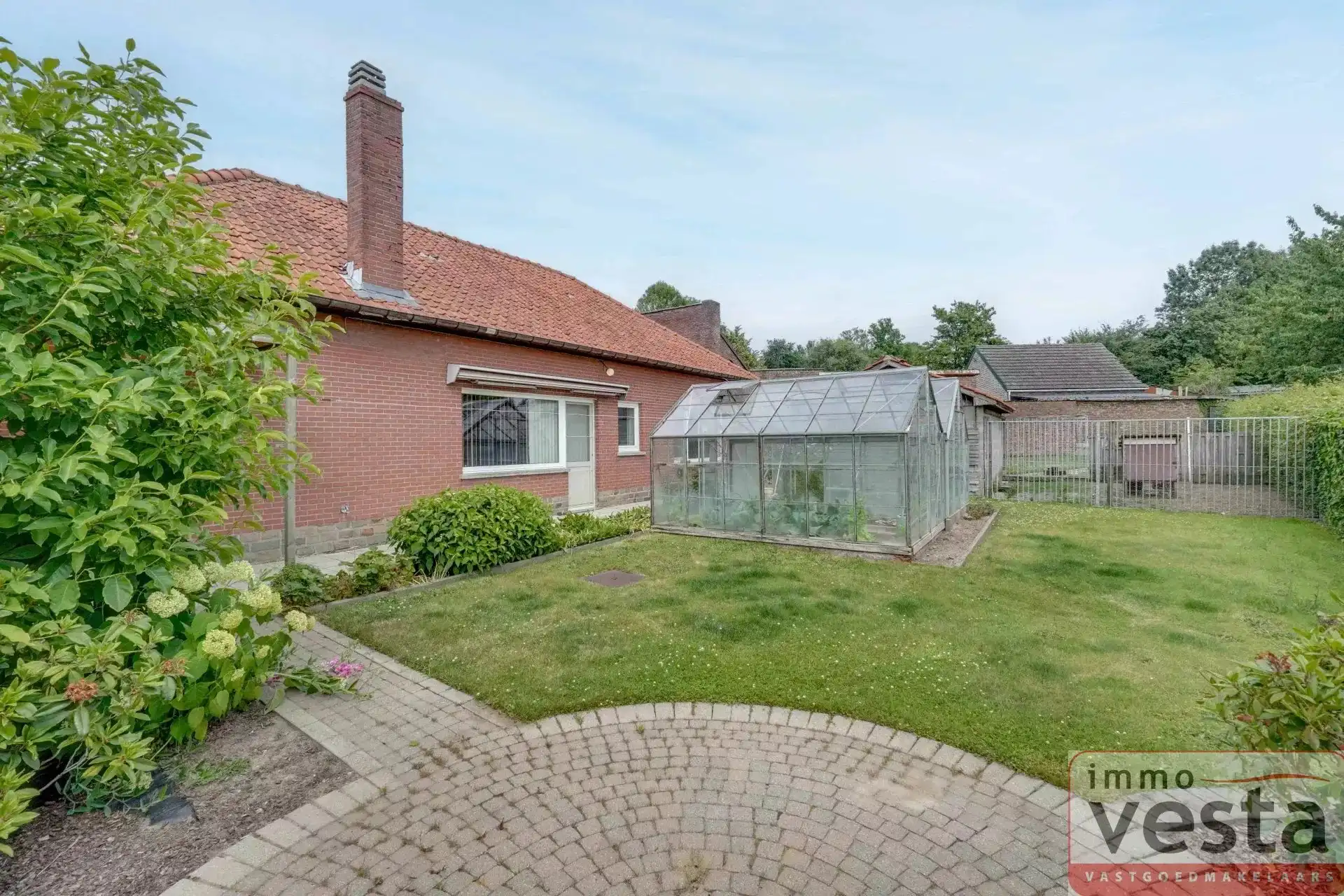 Bungalow met vier slaapkamers, inpandige garage en ruime tuin in Kortessem foto 16