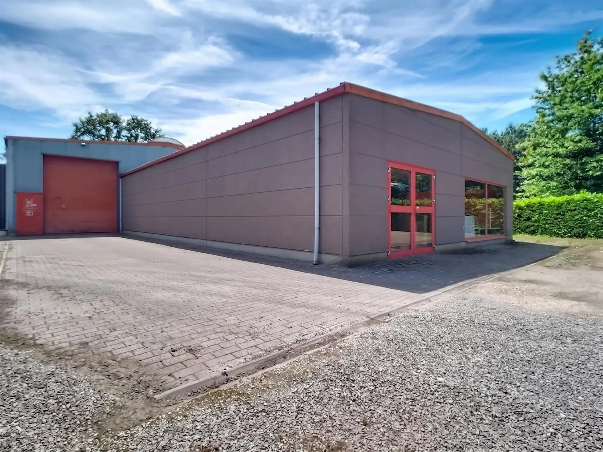 Veelzijdig bedrijfspand met toonzaal en atelier te huur in Heist-op-den-Berg foto {{pictureIndex}}