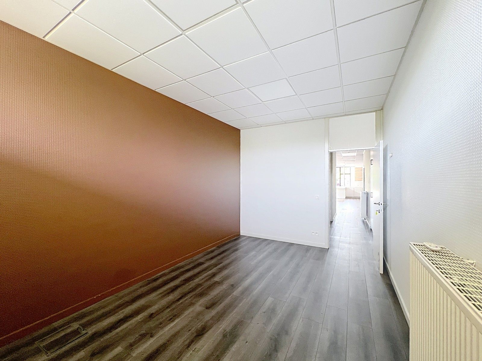 Instapklaar lichtrijk GERENOVEERD pand met mooie open kantoor/praktijkruimte en 4 aparte burelen/consultatieruimtes. foto 22