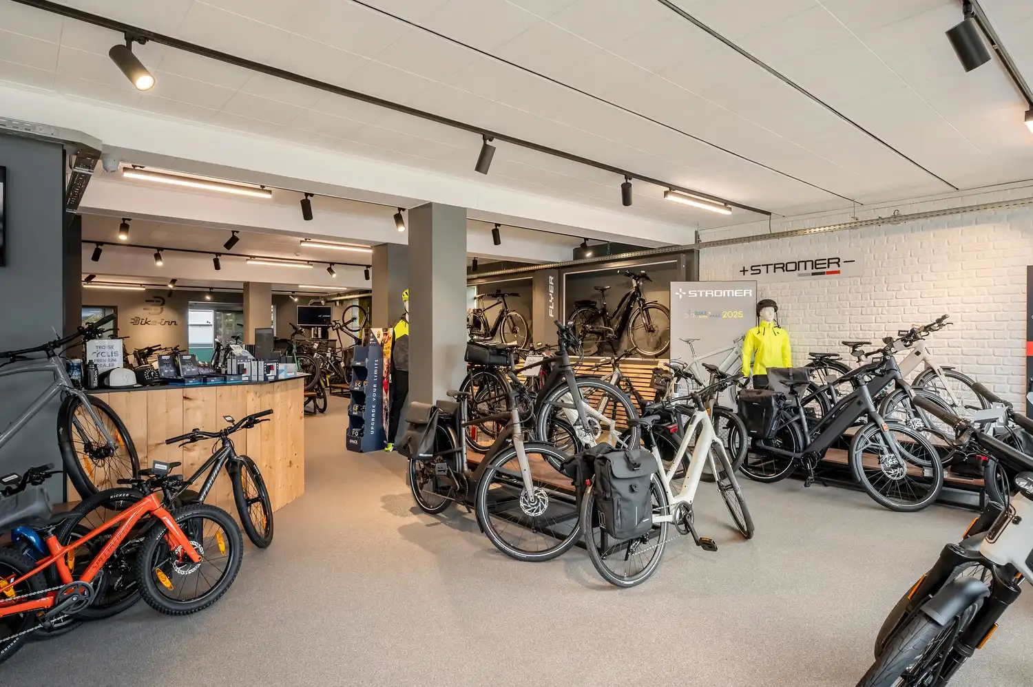 Opbrengsteigendom te koop – Handelsgelijkvloers + magazijnen foto 23