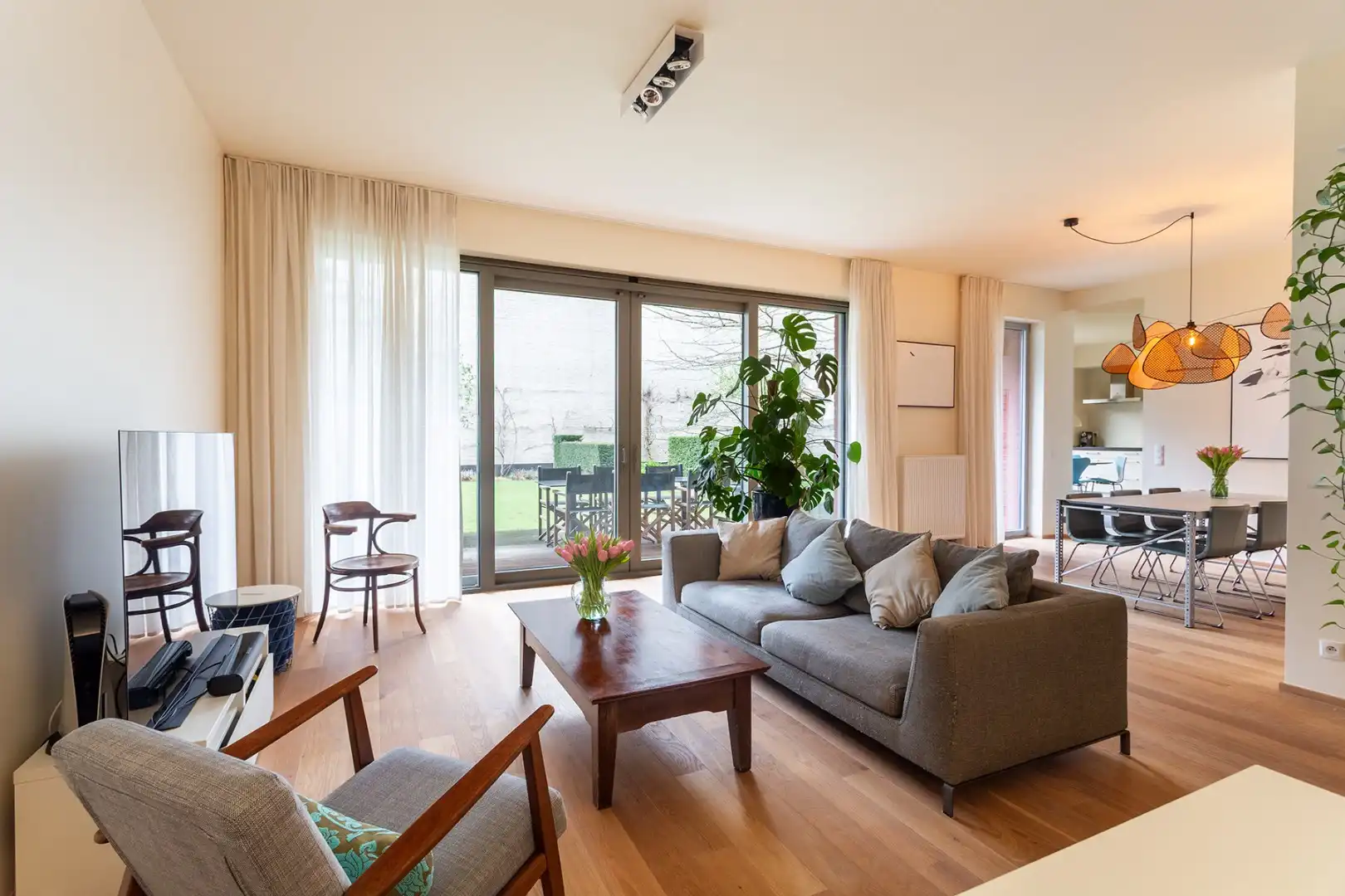 Gemeubeld gelijkvloers met grote buitenruimte op toplocatie foto 3