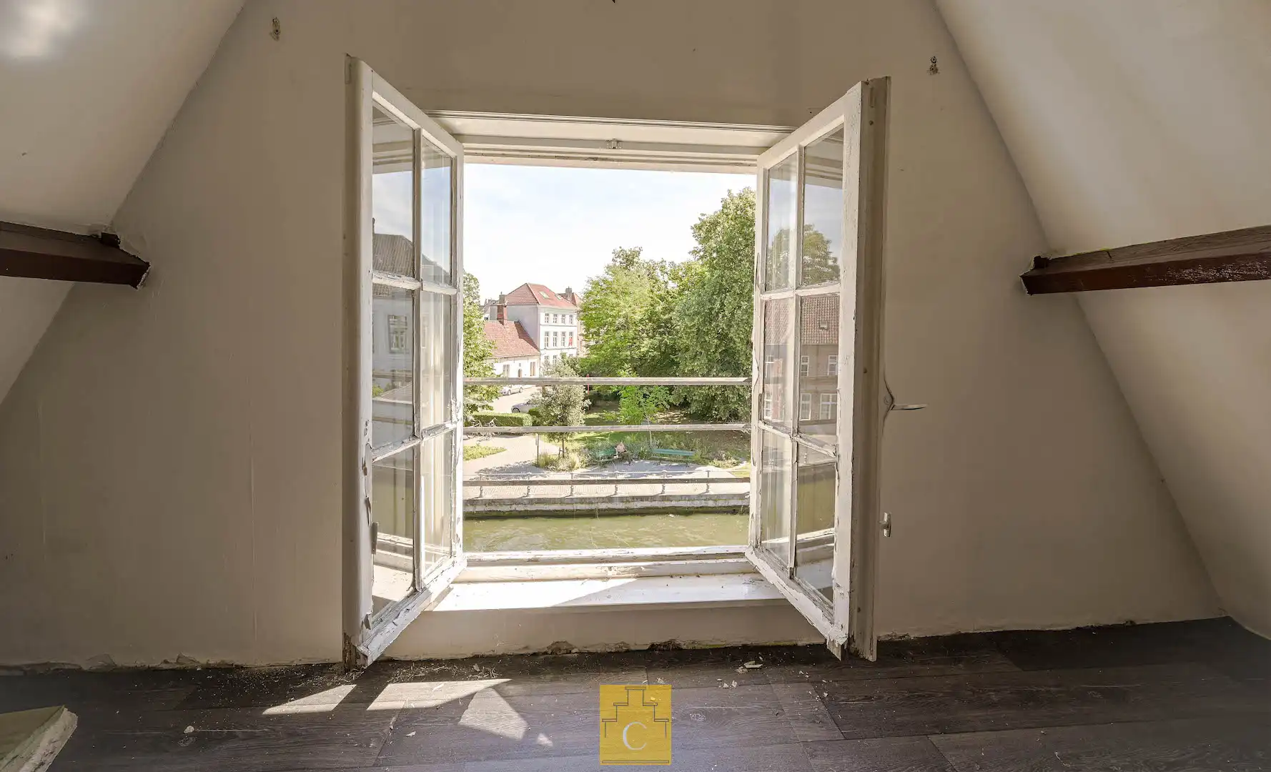 ruim breedhuis met 2 puntgevels aan de Brugse Reien met vergunning voor totaalrenovatie en twee private parkeerplaatsen foto 23